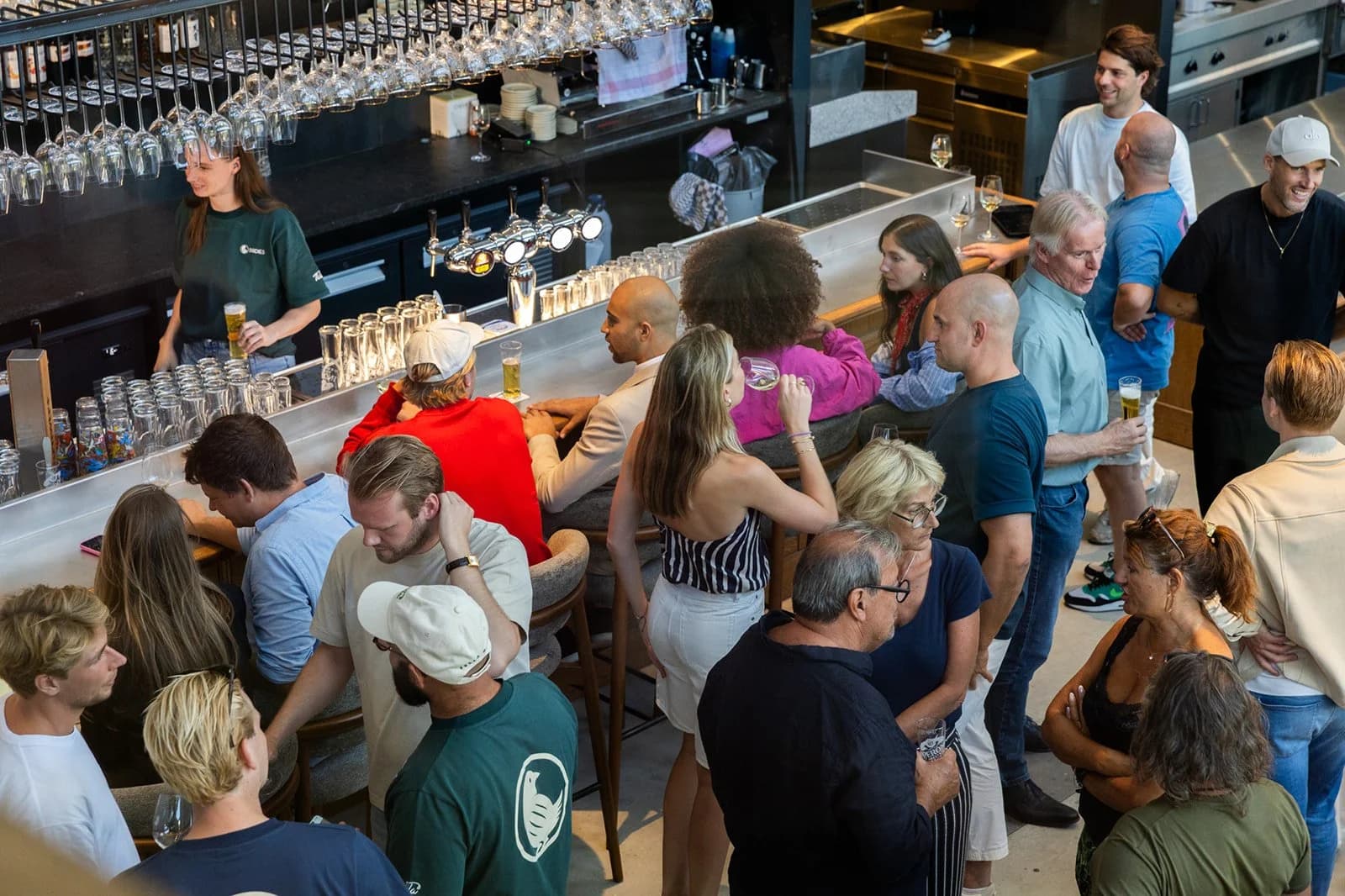 Drukke gezellige borrel aan de bar