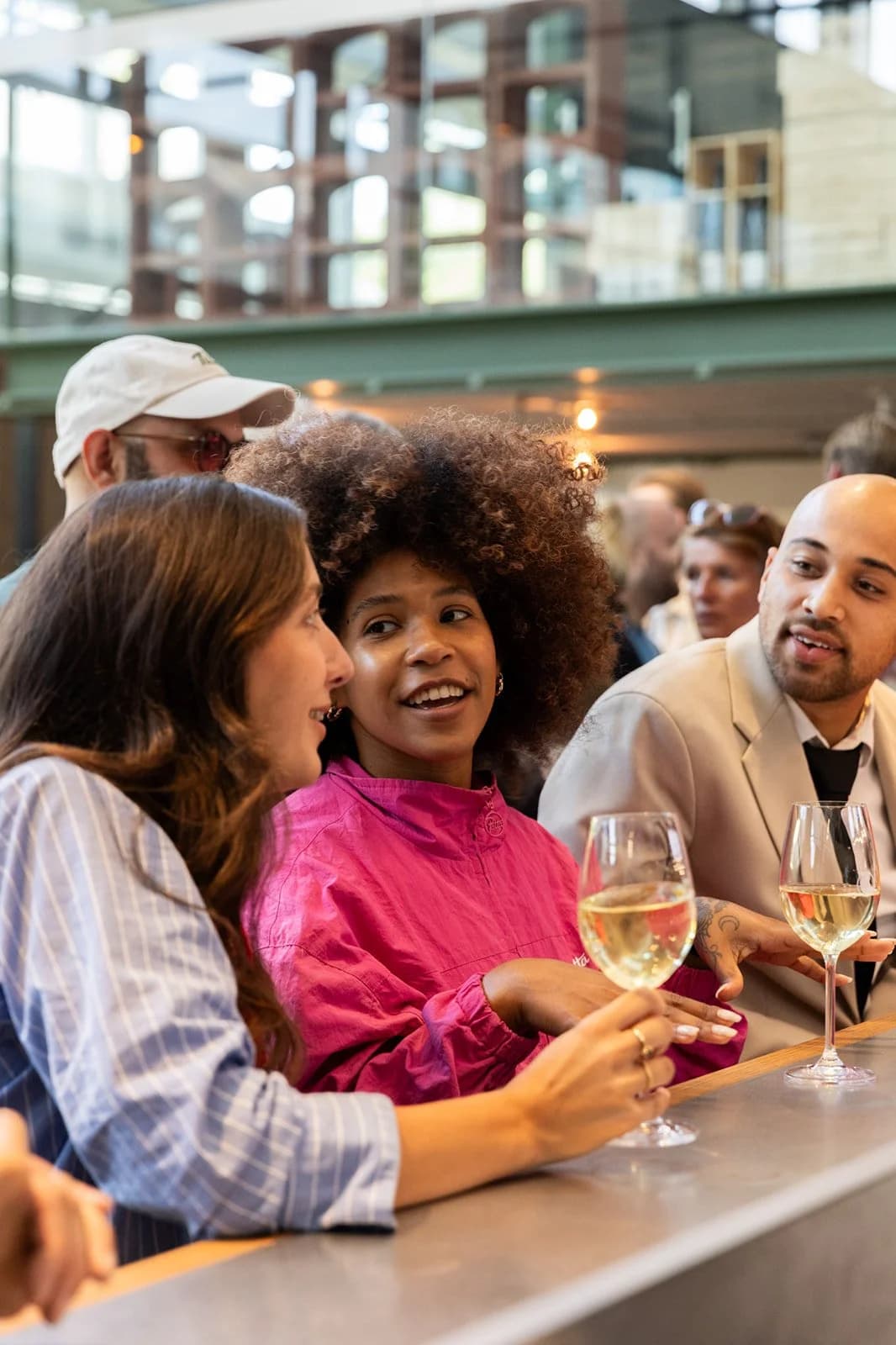 Gezellige sfeer aan de bar bij Club Birdies